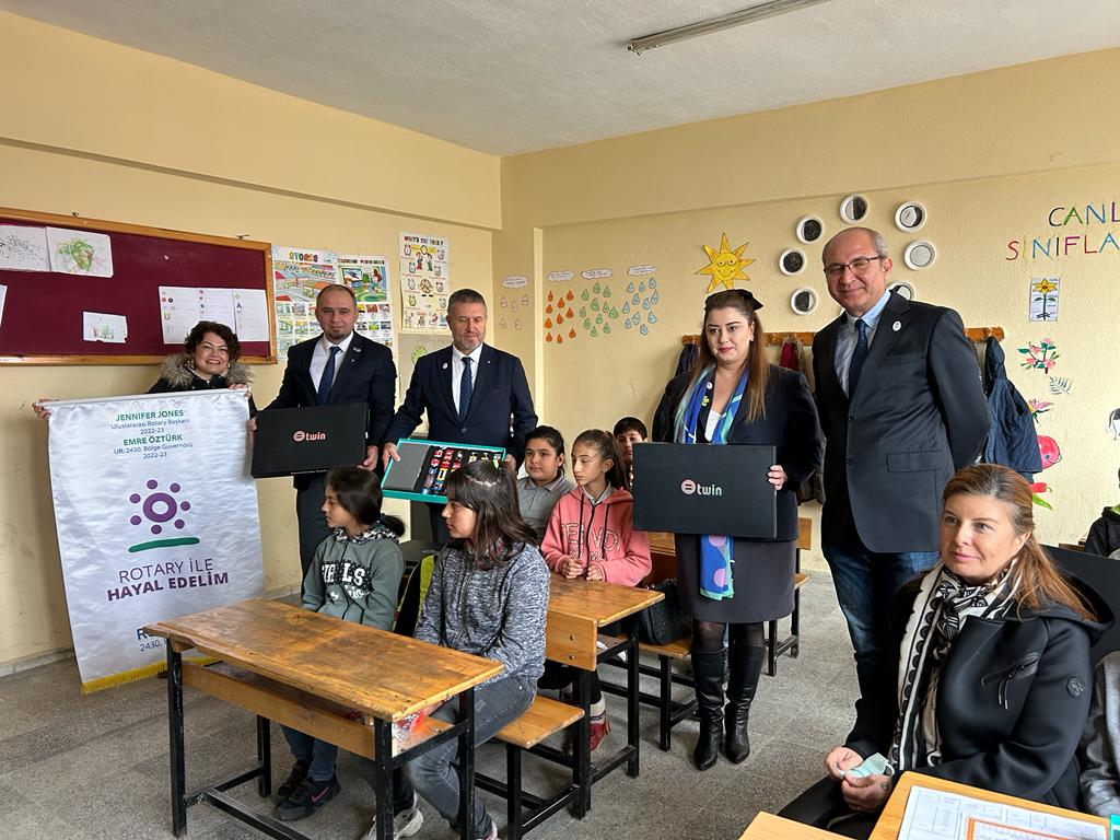 Rotary Okullara Bilim Setleri Dağıtıyor