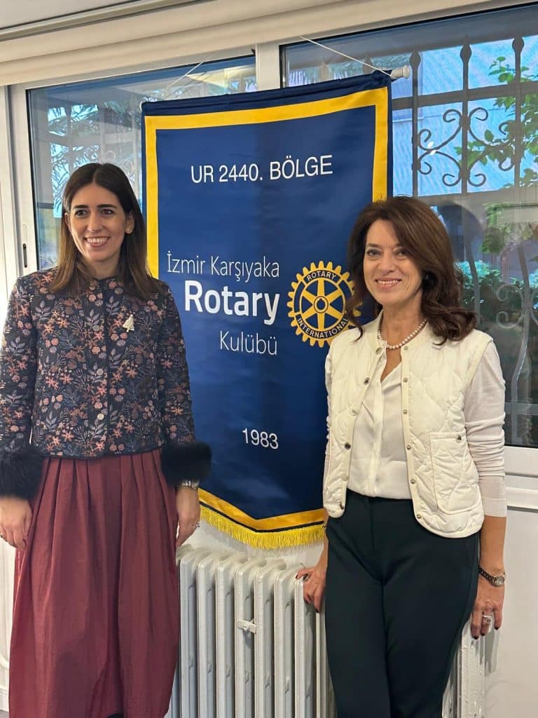 Karşıyaka Rotary Kulübü kendi içindeki Sanatçılarla Sağlık için Sanat Sergisi düzenledi