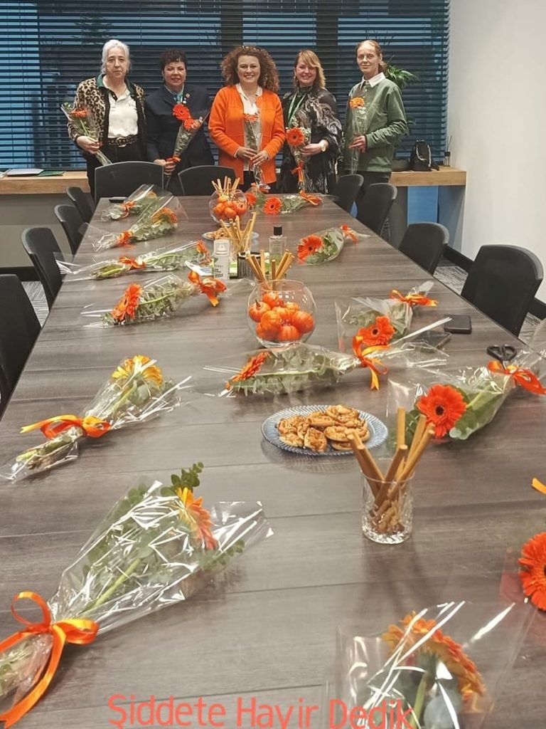 Bursa Tophane Rotary Kulübü Kadına Yönelik Şiddete Karşı Farkındalık Etkinliği Düzenledi