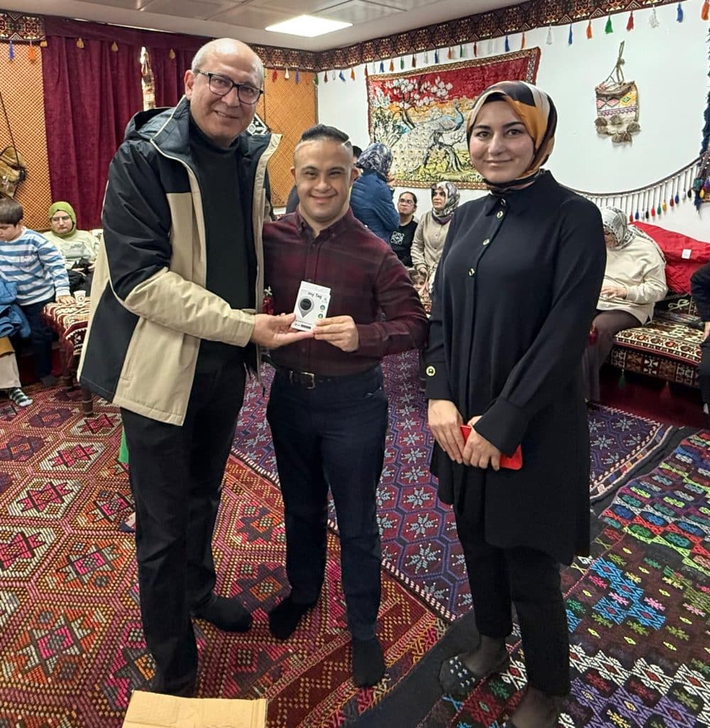 Rotary Otizmli Ve Down Sendromlu Çocuklara GPS Cihazı Dağıttı