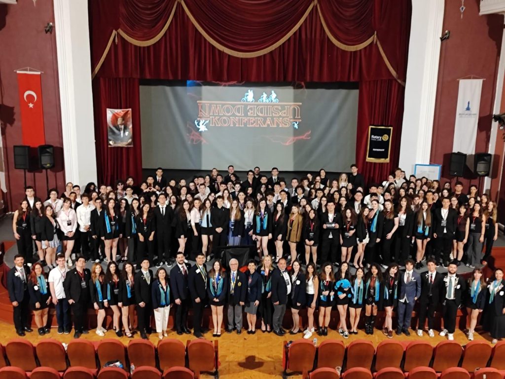 Bölge 2440 Interactörleri Yıl Sonu Konferansında Elhamra Sahnesi’ni Dev Bir Katılımla Doldurdu