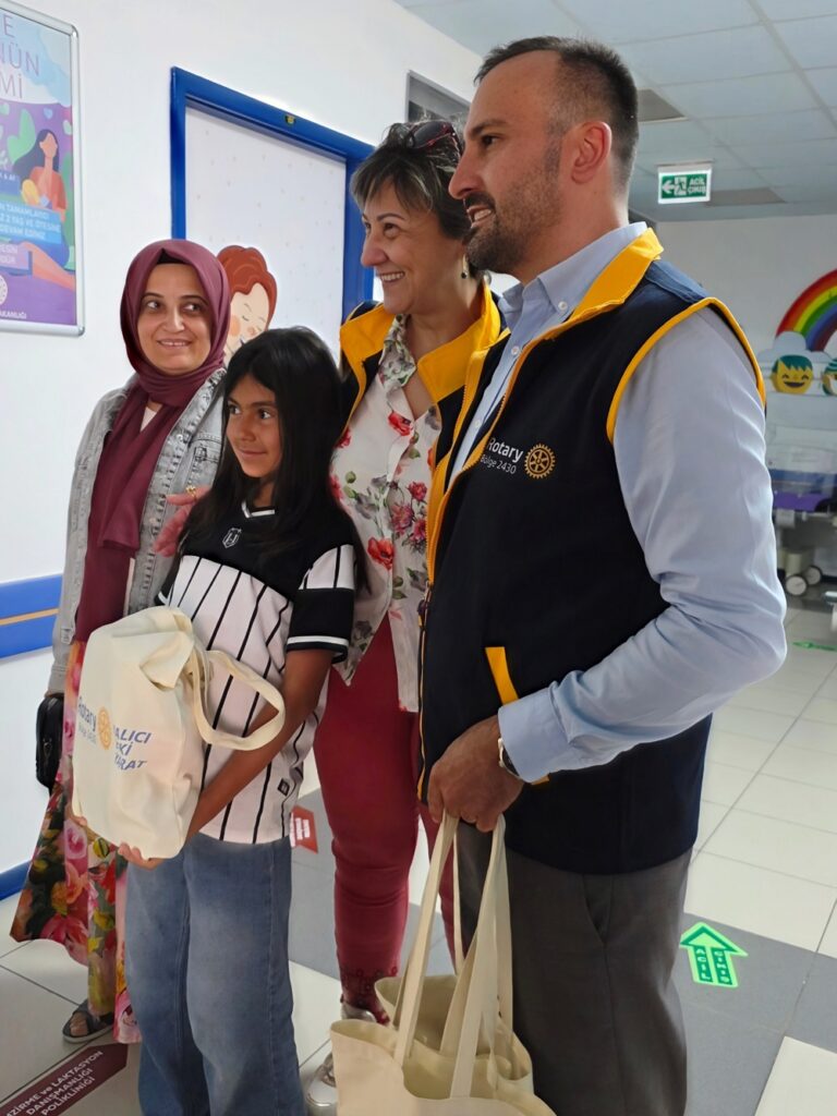 Bolu Rotary Kulübü’nden Hastanede Tedavi Gören Miniklere Anlamlı Ziyaret