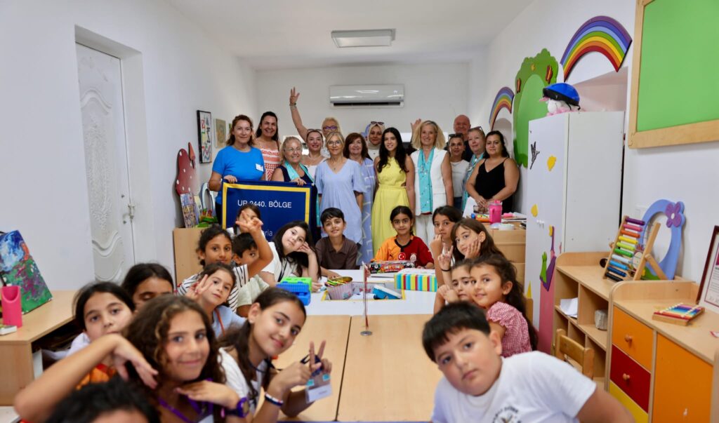 Orada Bir Köy Var, Yanıbaşımızda